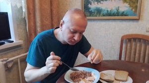 Ем горбушу с гречкой.