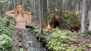 Соло бушкрафт девушки, строит убежище в лесу, Костер и звуки природы.
