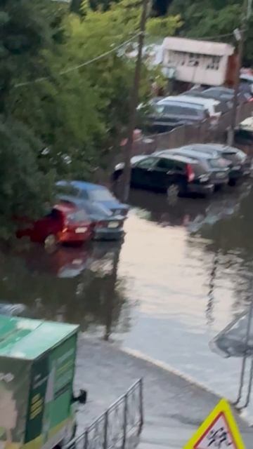 На автомобиле как на катере. Последствия грозы в Санкт-Петербурге