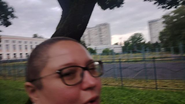 Гуляю. Вспоминаю вчерашний день. Много яблок. смотреть онлайн