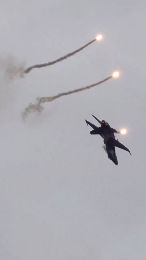 F/A-18 закрывает авиашоу пусками ракет