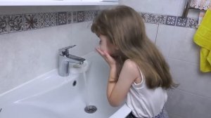 Ева как мама учится пользоваться детской косметикой. Baby makeup