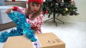 Ева и папа играют в рождество