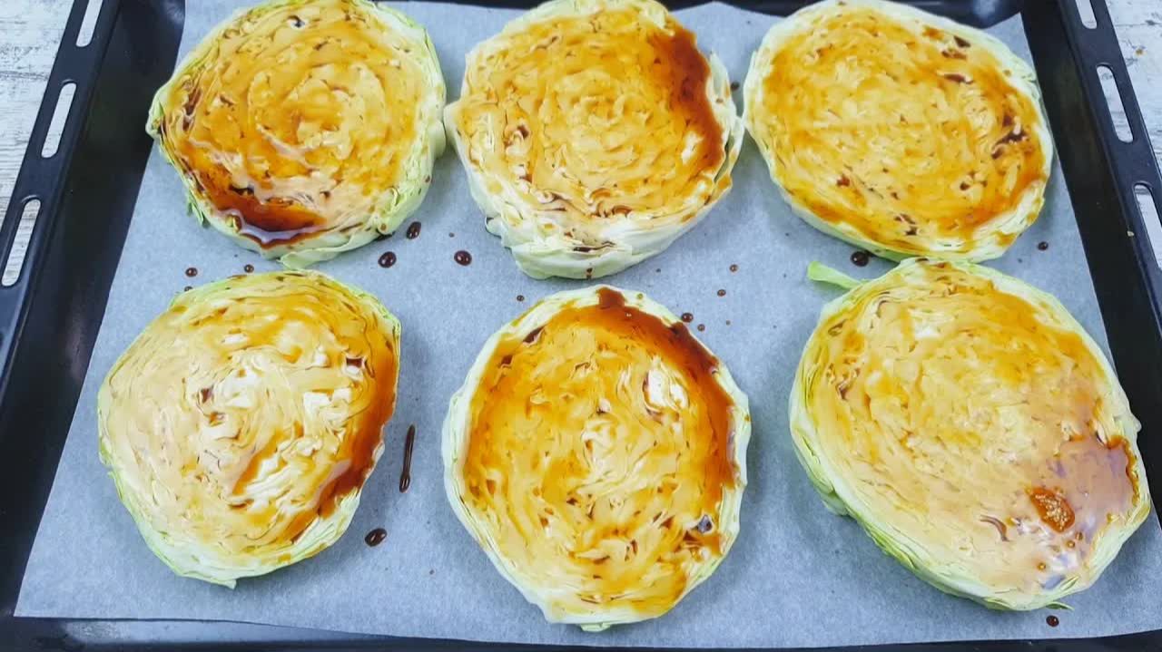 Вкусный ужин из простых продуктов, которые есть у вас дома. Молодая капуста и куриные бедрышки