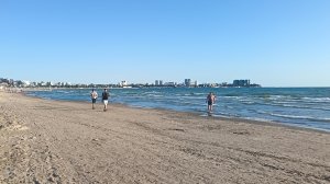 Анапа. Июль 2026. Обстановка на пляже. Вода теплая. Море чистое