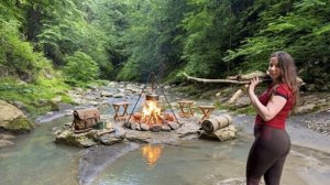 Одиночный кемпинг девушки, ночёвка у реки без палатки и укрытия.