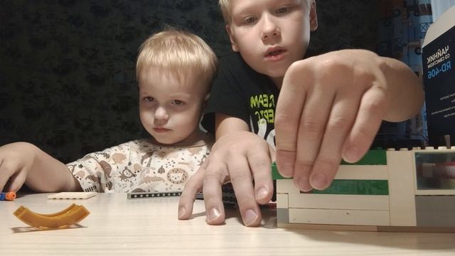 строим лего полицейский участок-1 часть.