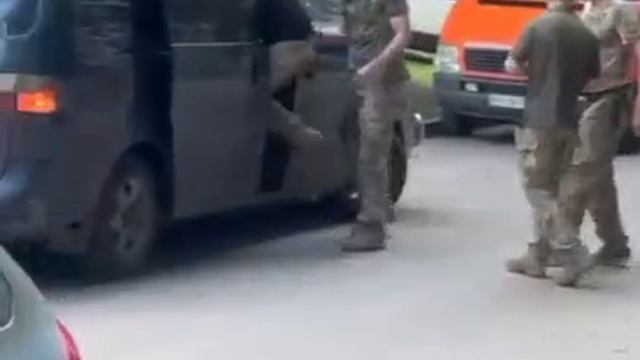 Харьков - зондеркоманда ТЦК принимает решение свалить, так как вокруг начал собираться народ. Забрал смотреть онлайн