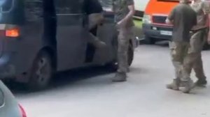 Харьков - зондеркоманда ТЦК принимает решение свалить, так как вокруг начал собираться народ. Забрал