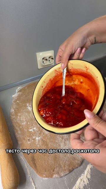 Шоколадные синнабоны с клубнично-вишневой начинкой