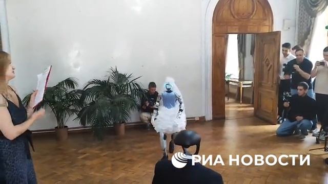 В России прошла первая свадьба роботов — офисный работник Роберт взял в жены балерину Матильду