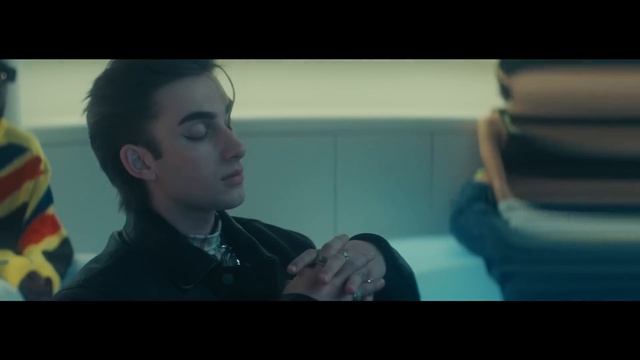 Johnny Orlando, BENEE - fun out of it смотреть онлайн