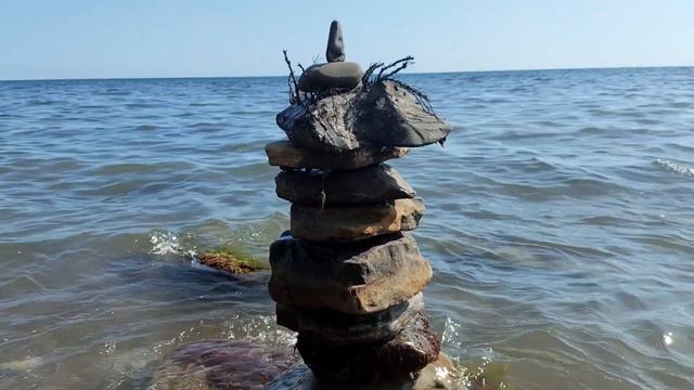 Замок на море из камней, голубь пришёл на чай смотреть онлайн