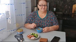 Мукбанг.  Завтрак в одиночестве.  Мой в очереди за горючим..
