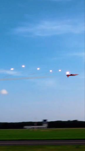 F-5 красиво стреляет вниз головой