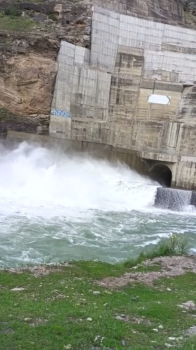 Сброс воды ИРГАНАЙСКОЙ ГЭС в Дагестане.