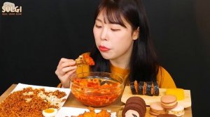 Мукбанг - жареная курица и токпокки - еда крупно, корейский стиль