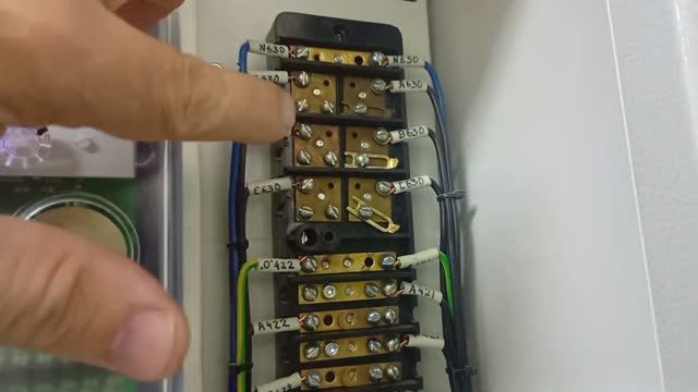Испытательная колодка и трехфазный счетчик с трансформаторами тока смотреть онлайн