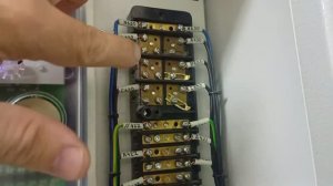 Испытательная колодка и трехфазный счетчик с трансформаторами тока