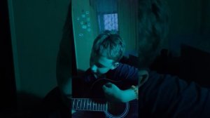 раздал рок на гитаре 🎸