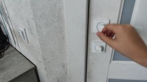 Как открыть белую дверь на магнитной основе?