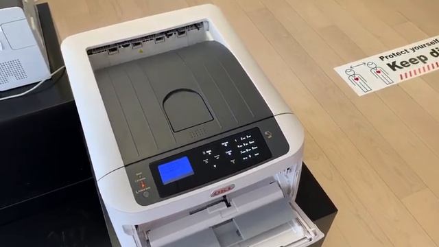 Стикеры для социальной дистанции печатаются по запросу на своём производстве с решениями OKI для выв