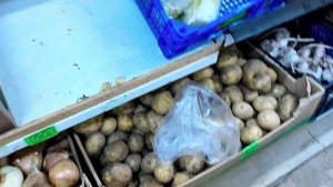 Отец везет меня с мамой за овощами.