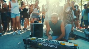Berlin Erupts as Massive Crowd Start Dancing to Melodic Techno - Live Looping with Roland Juno 106