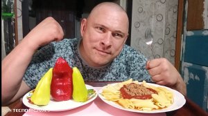 Мукбанг/обжорыч/еда на камеру/Макароны с фаршем в томатном соусе и овощи с грядки/