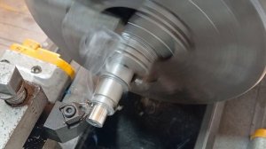 интересное приспособление для нарезания резьбы плашкой)
