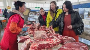 День деревенской жизни: приготовление сочных стейков, завернутых в тесто, на семейный ужин.