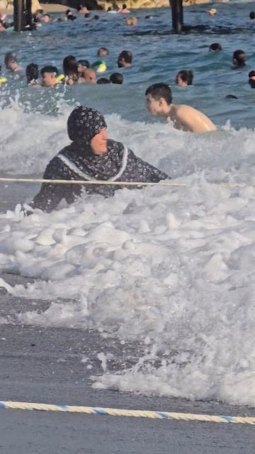 в одежде на море ?