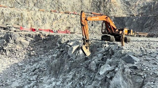 Excavator Breaking Giant Rocks on Mountain Top ｜ Massive Rockfall Compilation ｜ 4K Quarry Excavator смотреть онлайн