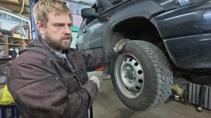 Осматриваю Ниву после поездки на Кавказ
