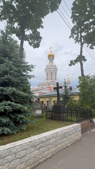 Воскресенская церковь рядом с Часовней Ксении Блаженной в Санкт-Петербурге