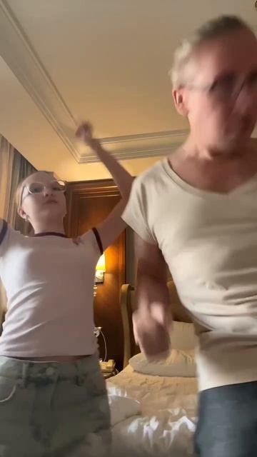 Танцы в номере