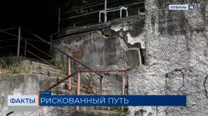Жители Сочи пытаются добиться ремонта аварийной подпорной стены и лестницы