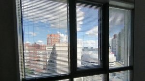 Белые глянцевые горизонтальные жалюзи обеспечивают приватность, сохраняя стиль интерьера помещения.