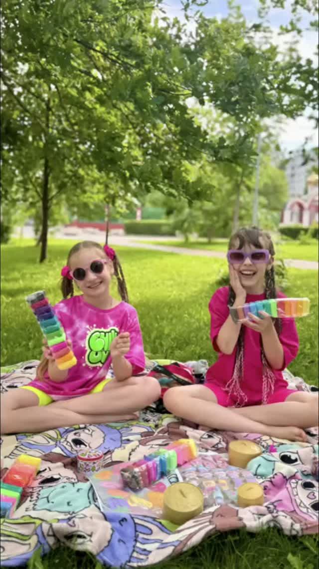 Лепим из воздушного пластилина в парке🍓  Еще одна классная идея на лето выполнена✅
