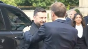 Зеленский чуть не поцеловал* Макрона в губы, когда прибыл в Елисейский дворец на ужин