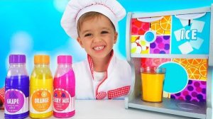 Влад и Никита играют в игрушечное кафе с друзьями