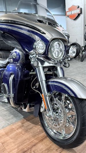 + 2016 HD CVO Electra Glide Limited 110 ABS Palladium Silver / Phantom Blue (VIN 5HD***2459)