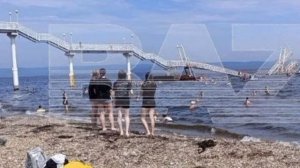 Мост с людьми рухнул на отдыхающих на пляже под Владивостоком. Среди пострадавших есть дети.