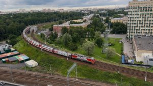 «С высока» Электровоз ЭП2К с «Поездом Памяти - 2026» на перегоне, июнь 2026 года