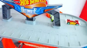 Влад и Никита строят город Hot Wheels. У детей есть дорожки и много машин. Детям весело играть в игр