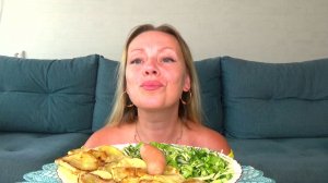 Мукбанг от Янусика Жареные кабачки домашние, одинокая сосиска, салат витаминизированный. Еда