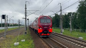 «Длинный состав» Электровоз ЭП2К-511 с «Красной Стрелой» на перегоне, июль 2026 года