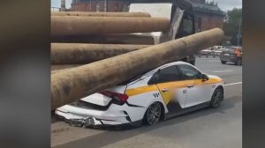 Автомобили такси пострадали из-за выпавших из грузовика труб