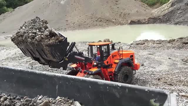 RC машинки 🚚💥 Погрузка скальной породы в карьере смотреть онлайн
