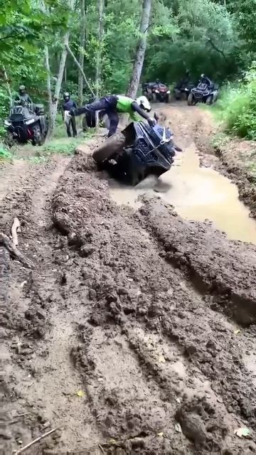 У каждого свой вальс😁 снято случайно кем то в горах, танцор Евгений Бурыко